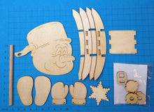 Lade das Bild in den Galerie-Viewer, Schneemann aus Holz als Leibgarde für Kantholz