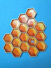 Lade das Bild in den Galerie-Viewer, Bienenwabe aus Holz