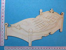 Lade das Bild in den Galerie-Viewer, Bett aus Holz