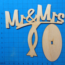 Lade das Bild in den Galerie-Viewer, "Mr&Mrs" mit gedrehtem Ständer aus Holz