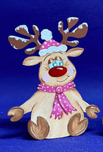 Lade das Bild in den Galerie-Viewer, Rentierdame "Elli" sitzend mit Mütze