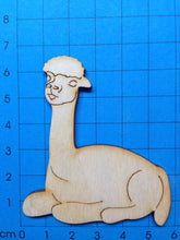 Lade das Bild in den Galerie-Viewer, Alpaka sitzend aus Holz