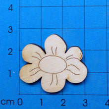 Lade das Bild in den Galerie-Viewer, Butterblume aus Holz