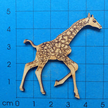 Lade das Bild in den Galerie-Viewer, Giraffenkalb aus Holz