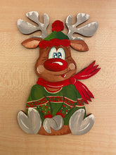Lade das Bild in den Galerie-Viewer, Rentier "Rudi" sitzend mit Mütze