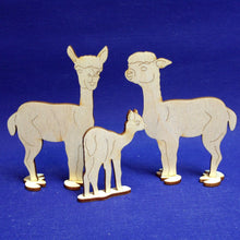 Lade das Bild in den Galerie-Viewer, Alpaka-Familie aus Holz, zum Umwickeln für Wolle