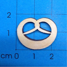 Lade das Bild in den Galerie-Viewer, Brezen aus Holz