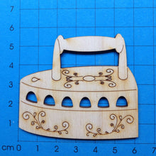 Lade das Bild in den Galerie-Viewer, Bügeleisen nostalgisch aus Holz