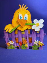 Lade das Bild in den Galerie-Viewer, Küken mit Blume im Schnabel, für Zaun