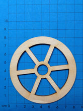 Lade das Bild in den Galerie-Viewer, Wagenrad aus Holz