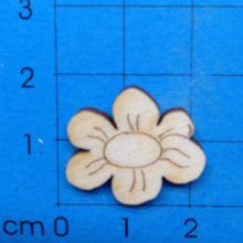 Lade das Bild in den Galerie-Viewer, Butterblume aus Holz