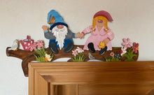 Lade das Bild in den Galerie-Viewer, Türkanten-Deko "Wichtelpaar" aus Holz, 46cm