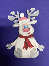 Lade das Bild in den Galerie-Viewer, Rentierdame "Elli" sitzend mit Mütze