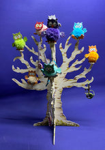 Lade das Bild in den Galerie-Viewer, Pompom Eulen aus Holz