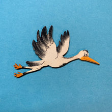Lade das Bild in den Galerie-Viewer, Storch fliegend aus Holz
