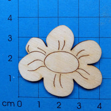 Lade das Bild in den Galerie-Viewer, Butterblume aus Holz