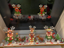 Lade das Bild in den Galerie-Viewer, Rentierdame "Elli" sitzend mit Mütze