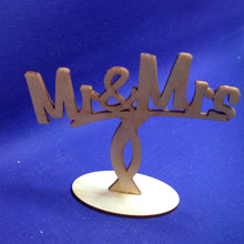 Lade das Bild in den Galerie-Viewer, "Mr&Mrs" mit gedrehtem Ständer aus Holz