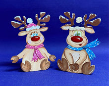 Lade das Bild in den Galerie-Viewer, Rentier "Rudi" sitzend mit Mütze