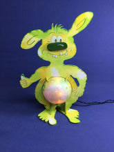 Lade das Bild in den Galerie-Viewer, Monster aus Holz mit Acrylkugelbauch zum Beleuchten