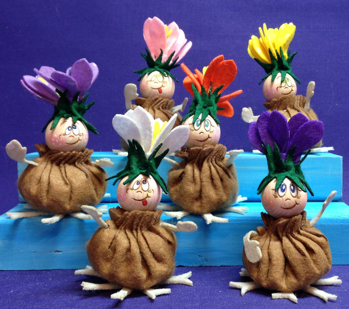 Zwiebelblümchen und Glockenblumen aus Filz zum Fädeln für die Frühjahrsdekoration