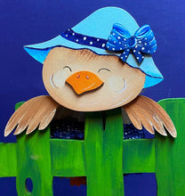 Lade das Bild in den Galerie-Viewer, schlafender Vogel mit Hut und Schleife für Zaun oder Ast
