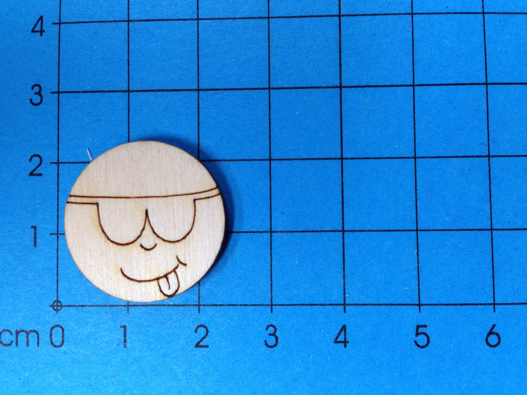Button mit Gesicht aus Holz, Sonnenbrille und ausgestreckter Zunge
