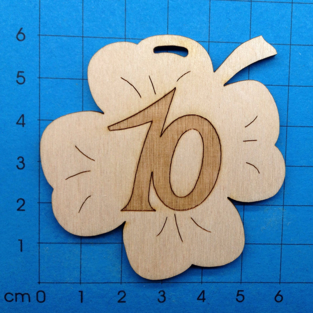 Kleeblatt aus Holz mit Zahlen graviert 6cm