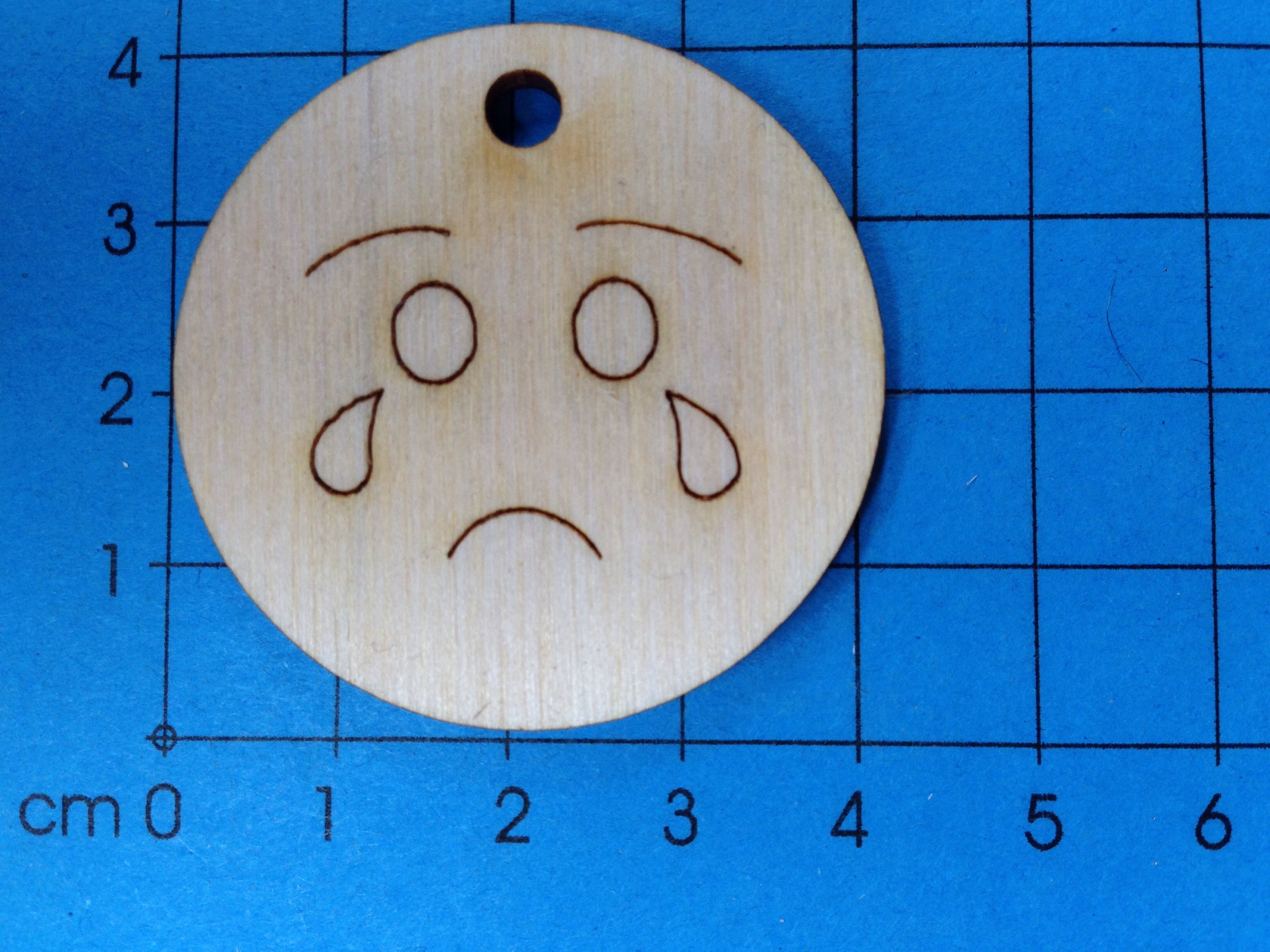 Gesichts-Buttons | Gelber Smiley-Gesichts-Button mit schwarzem Rand – DQBMQ