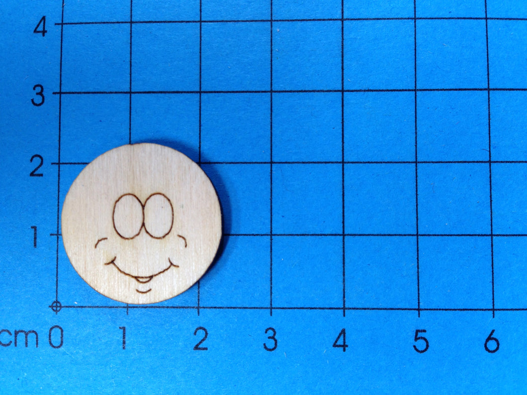 Button mit Gesicht aus Holz, grinsend