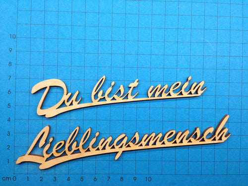 Du bist mein Lieblingsmensch 2 zeilig geteiltSchriftzug in Schreibschrift aus Holz Einladungskarten Basteln, Holzteile bemalen, Eingangsschild, Holzkunst, Herzlich willkommen Schriftzug, Schriftzüge bemalen, Basteln mit Holz, Bastelideen mit Holz, Schriftzüge aus Holz, Geschenke verzieren, Schriftzug Bastelartikel,   SYH 9216