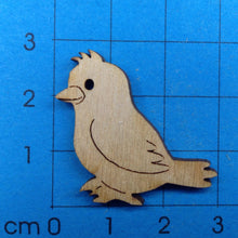 Lade das Bild in den Galerie-Viewer, Kleiner sitzender Vogel aus Holz
