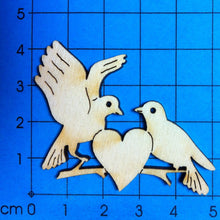 Lade das Bild in den Galerie-Viewer, Taubenpaar mit Herz aus Holz
