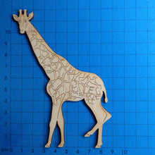 Lade das Bild in den Galerie-Viewer, Giraffenkuh aus Holz
