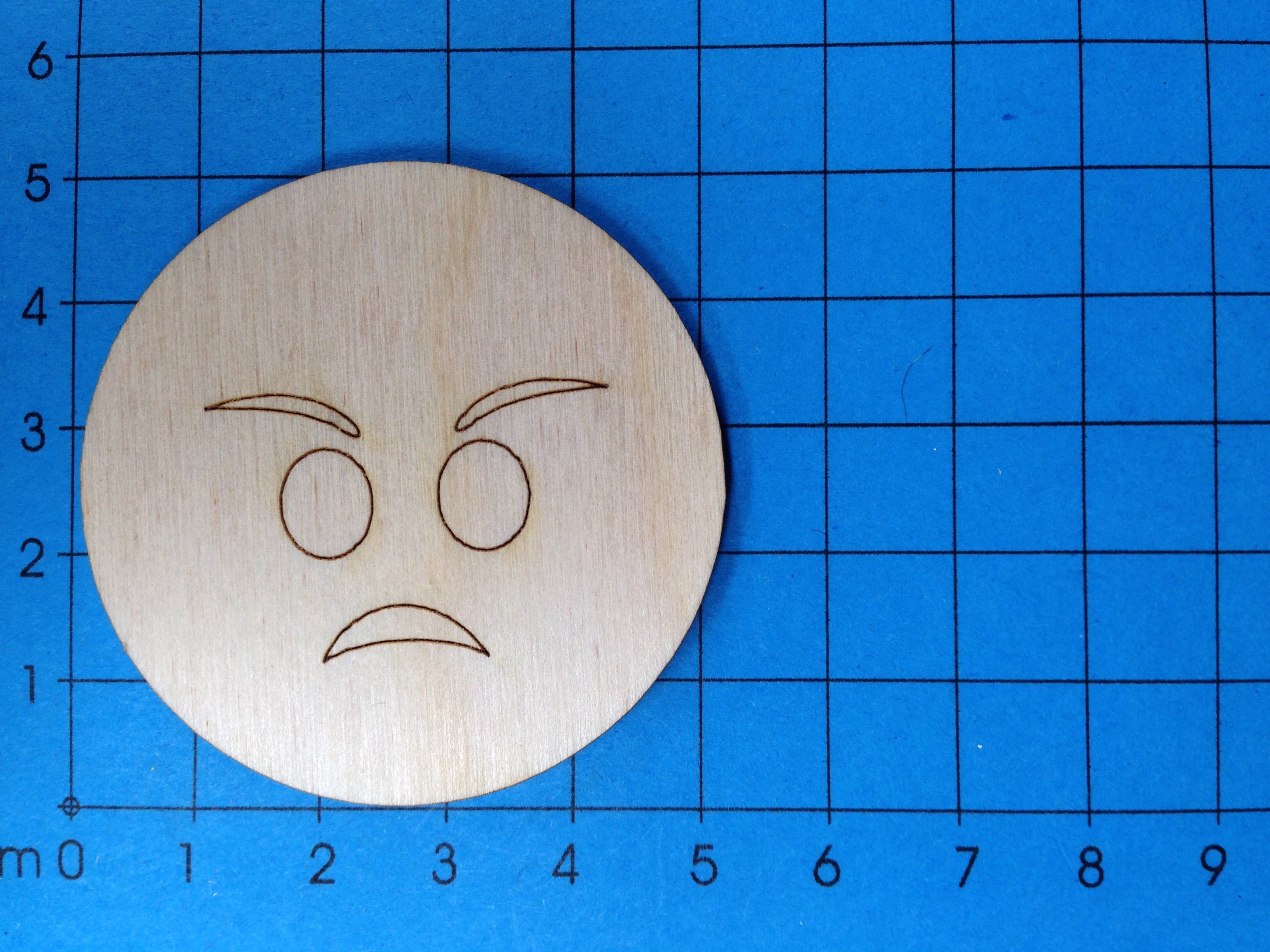 Gesichts-Buttons | Gelber Smiley-Gesichts-Button mit schwarzem Rand – DQBMQ