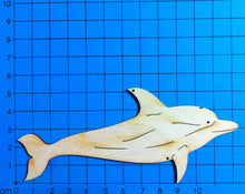 Lade das Bild in den Galerie-Viewer, Delphin schnell schwimmend aus Holz
