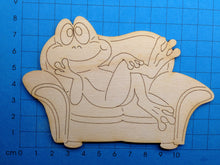 Lade das Bild in den Galerie-Viewer, Frosch auf Sofa aus Holz
