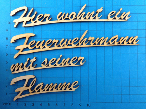 Hier wohnt ein Feuerwehrmann mit seiner Flamme 4 zeilig geteilter Schriftzug in Schreibschrift aus Holz  Basteln mit Holz, Herzlich willkommen Schriftzug, Eingangsschild, Bastelideen mit Holz, Schriftzug Bastelartikel, Holzkunst, Holzteile bemalen, Schriftzüge bemalen, Schriftzüge aus Holz,  Schriftzug Bastelartikel, Holzkunst, Holzteile bemalen, Herzlich willkommen Schriftzug, Bastelideen mit Holz, Eingangsschild, Basteln mit Holz, Schriftzüge aus Holz, Schriftzüge bemalen,  SZH 2716