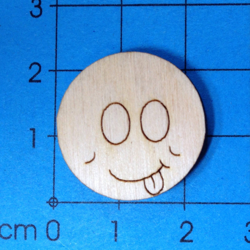 Button mit Gesicht aus Holz, ausgesteckter Zunge