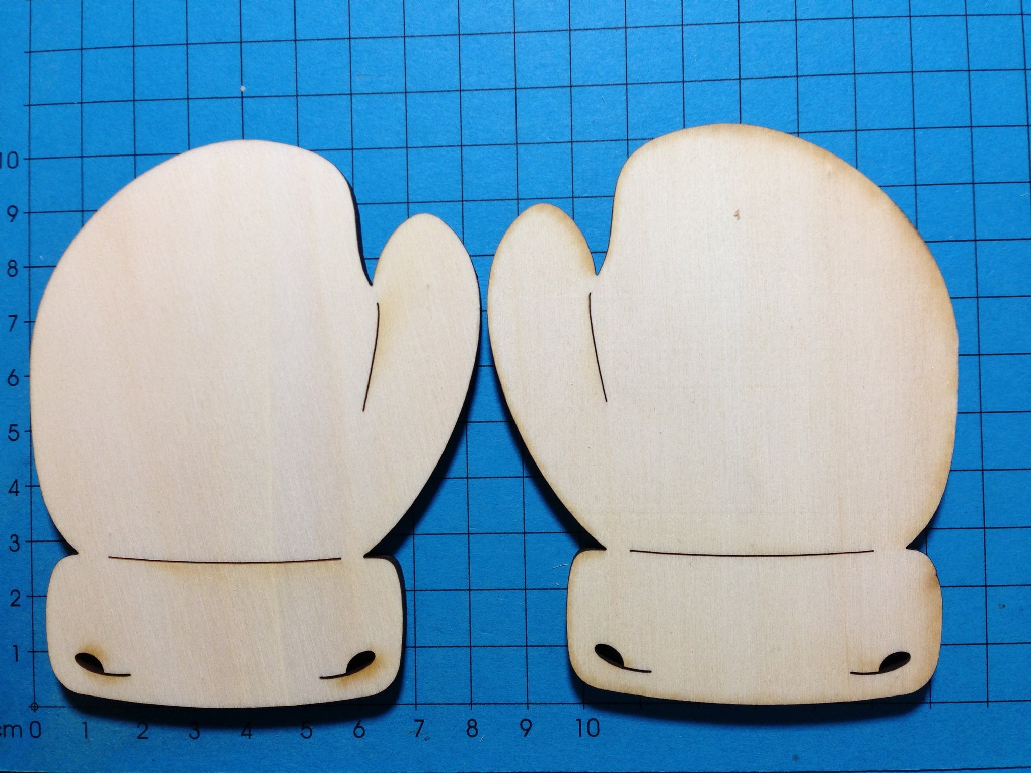 Handschuhe aus Holz, Basteln mit Kindern Weihnachten einfach, Basteln mit  Kindern Winter - Handschuhpaar aus Holz – Petras Bastel-News