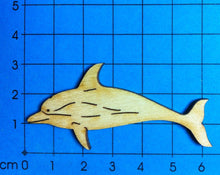 Lade das Bild in den Galerie-Viewer, Delphin schwimmend aus Holz
