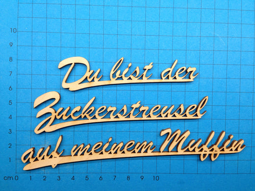 Du bist der Zuckelstreusel auf meinem Muffin 3 zeilig geteilt Schriftzug in Schreibschrift aus Holz  Geschenke verzieren, Schriftzug Bastelartikel, Eingangsschild, Holzkunst, Basteln mit Holz, Bastelideen mit Holz, Holzteile bemalen, Schriftzüge bemalen, Herzlich willkommen Schriftzug, Schriftzüge aus Holz, Einladungskarten Basteln,   SYH 4516