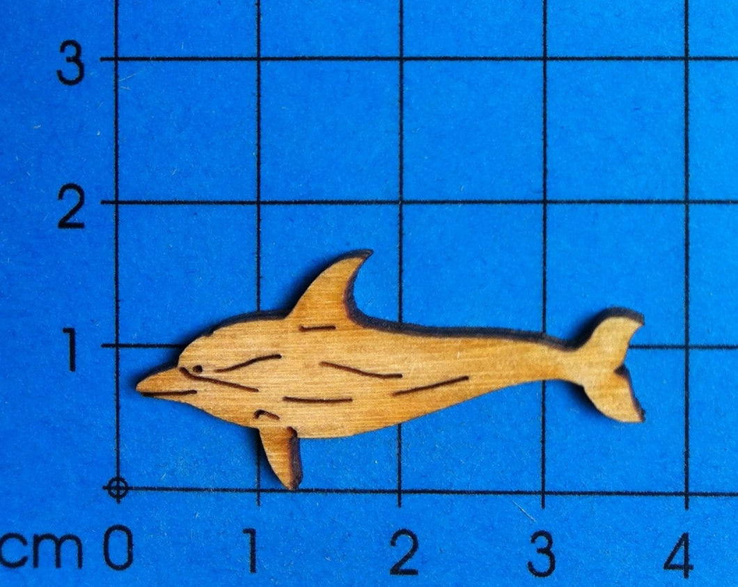 Delphin schnell schwimmend aus Holz
