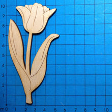 Lade das Bild in den Galerie-Viewer, Tulpe blühend aus Holz
