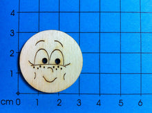 Lade das Bild in den Galerie-Viewer, Gesicht, lächelnd mit Sommersprossen Knopf aus Holz
