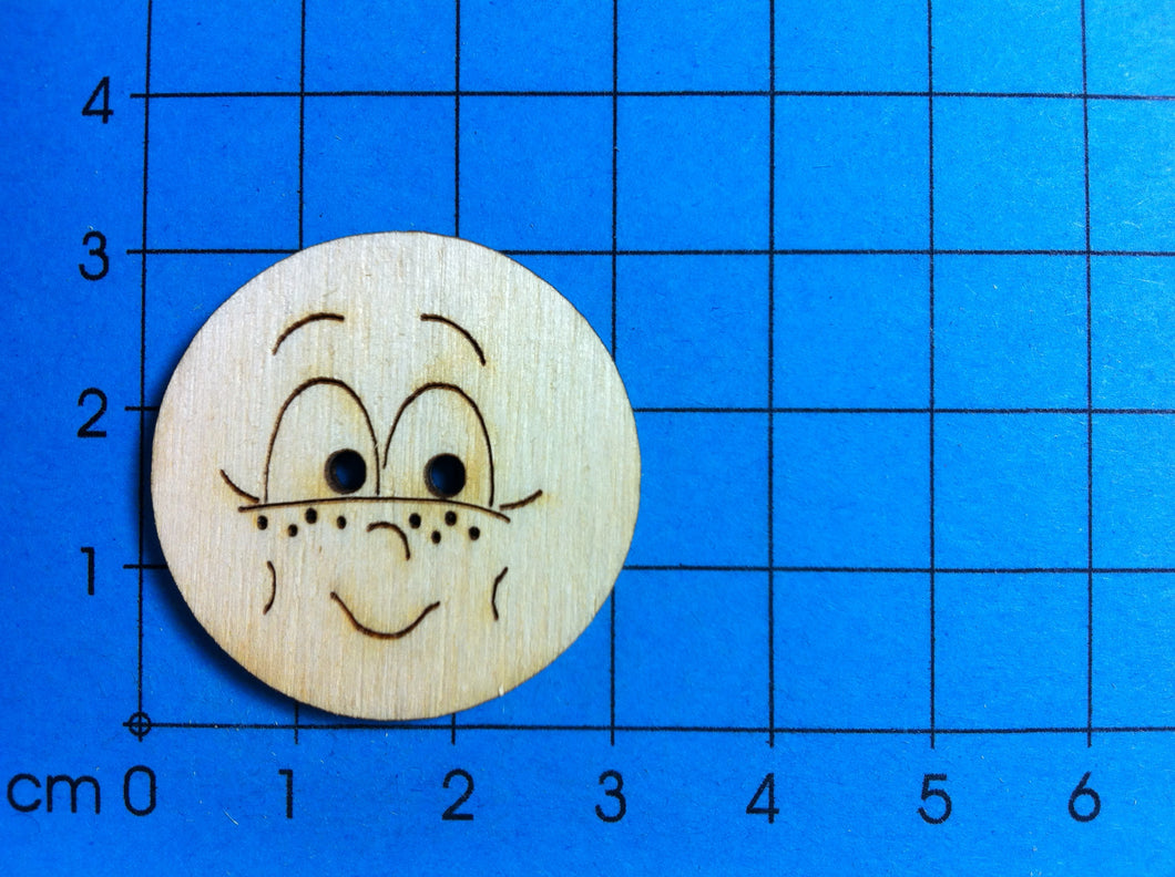 Gesicht, lächelnd mit Sommersprossen Knopf aus Holz
