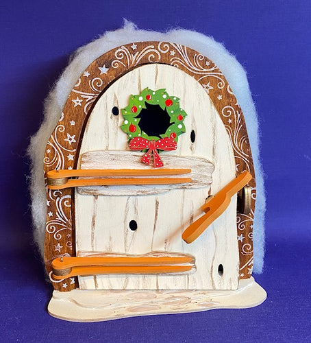 Bastelset aus Holzgroße Weihnachtswichteltür mit Türkranz Wichteltür aus Holz, Elfentür, Weihnachtswichtel, Fairy-House, Wichteltür, Weihnachtswichteltür, Zaubertür, Feentür , Fairy-Haus, Wichteltür basteln,   K-WHH6520W