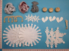 Lade das Bild in den Galerie-Viewer, Schneeflocken aus Filz Fädeln mit Kindern, Flöckchen aus Filz basteln, Deko mit Kindern fädeln, Fensterfiguren basteln, Weihnachtsdeko fädeln, Winterdekoration basteln, Filzfiguren nähen, Filzfiguren, Schneeflocken basteln,   BKF 6280SB

