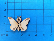 Lade das Bild in den Galerie-Viewer, Schmetterling lustig Knopf aus Holz
