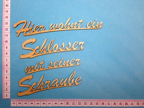 Hier wohnt der Schlosser mit seiner Schraube
4 zeilig geteilter
Schriftzug in Schreibschrift aus Holz 
 Schriftzug Bastelartikel, Bastelideen mit Holz, Schriftzüge aus Holz, Holzteile bemalen, Holzkunst, Basteln mit Holz, Herzlich willkommen Schriftzug, Schriftzüge bemalen, Eingangsschild, Geschenke verzieren,   SZH 6215